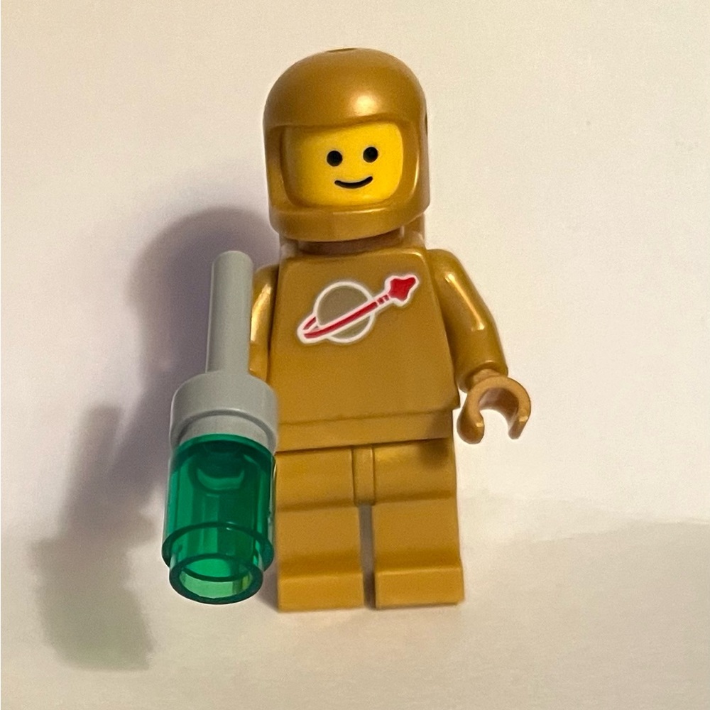 LEGO Idea230 GOLD Spaceman Minifigure W/Blaster from 21358 Vending Machine